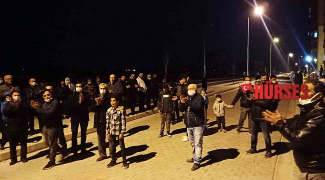 Komşuları yüzünden ellerinde sopalarla ekmek almaya çıkıyorlar