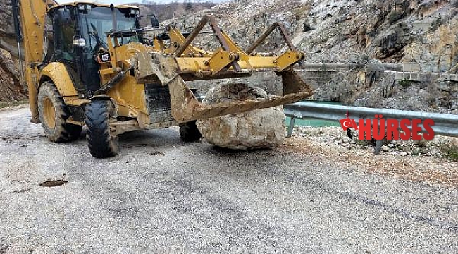 Manavgat'ta yola dev kaya düştü