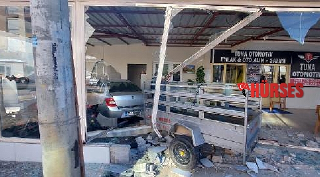 Otomobilin iş yerine girdiği kaza kamerada