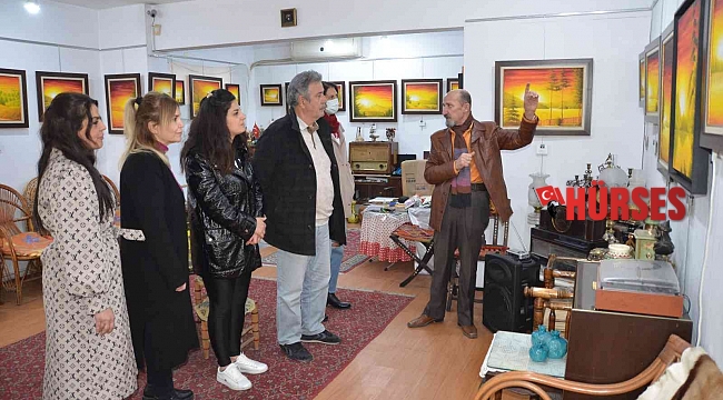 Sarı renk hayranı ressam 37. kişisel sergisinin kapılarını açtı