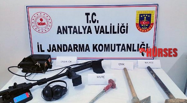 Serik&#039;te jandarma izinsiz kazı yapanları yakaladı