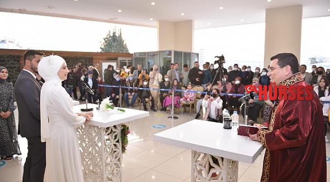 Şubat'taki 3 özel günde 105 çift evlendi
