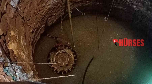 12 metre derinliğinde kuyuya traktörü ile düştü, yüzerek çıktı