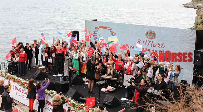 Alanya'da 80 farklı milletten kadın el ele dünyaya dostluk mesajı verdi