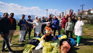 Antalya'da Rus ve Ukraynalılar birlikte çöp topladı