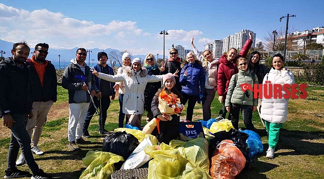 Antalya'da Rus ve Ukraynalılar birlikte çöp topladı