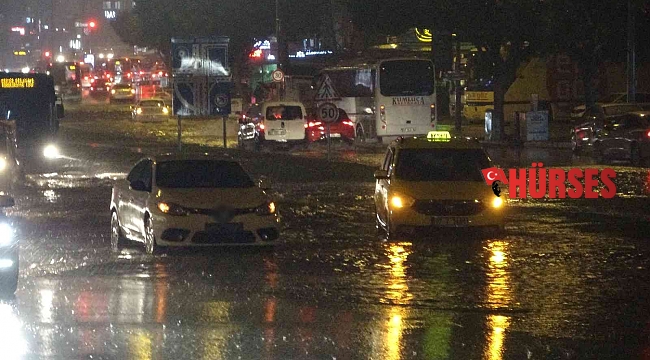 Antalya'da yollar göle döndü, bir vatandaş araçlar arasında yüzdü