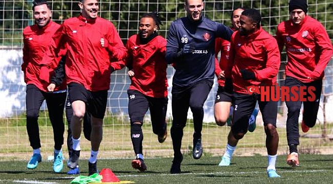 Antalyaspor'un bileği sahasında bükülmüyor