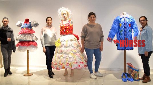 Atıktan giysiler sergisi, sanat galerisinde