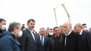 Bakan Kurum, Manavgat'ta kadınlarla birlikte fidan dikti