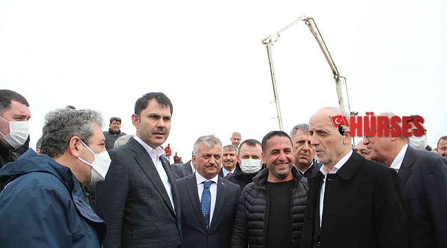 Bakan Kurum, Manavgat'ta kadınlarla birlikte fidan dikti