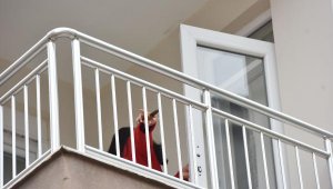 Balkonda bornozla mahsur kaldı, kapıyı açınca zafer pozu verdi