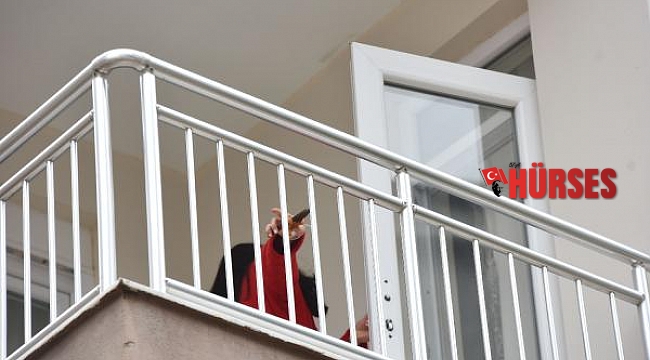 Balkonda bornozla mahsur kaldı, kapıyı açınca zafer pozu verdi