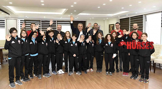 Başkan Uysal, genç yüzücülerle bir araya geldi