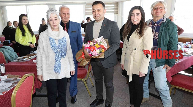 Başkan Yücel yaşlıları yemekte ağırladı