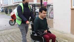 Büyükşehir'den engelli vatandaşa tekerlekli sandalye