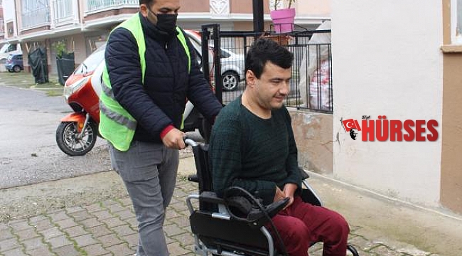 Büyükşehir'den engelli vatandaşa tekerlekli sandalye