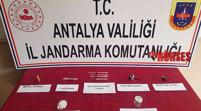 Devriye esnasında aranan şahısların üzerinden uyuşturucu çıktı