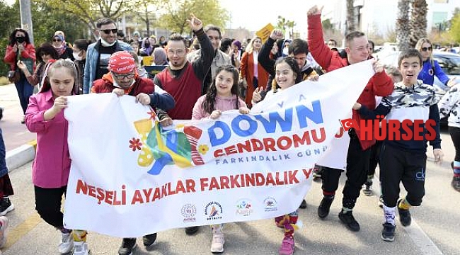Down sendromlu çocuklar rengarenk çoraplarıyla yürüdü