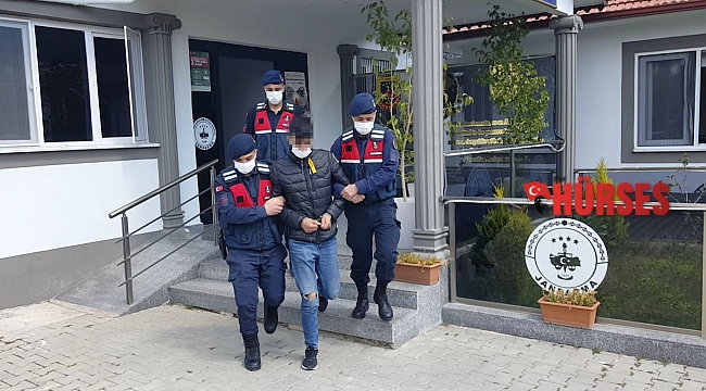 Elindeki dövmeden yakayı ele veren hırsızlık şüphelisi, kamyonun altında saklanırken yakalandı