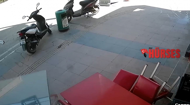 Fırtınada savrulan çiğ köfte tezgahının masaya ve motosiklete çarpma anı kamerada