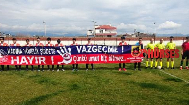 Futbolcular 'Kadına Yönelik Şiddete Hayır' pankartı açtı