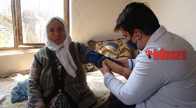 Geleceğin doktor adayları köylerde kapı kapı dolaşıp sağlık taraması yapıyor