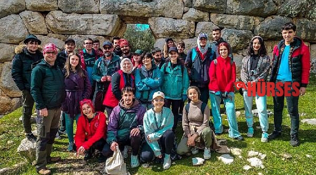 Gönüllüler Likya Yolu'nda temizlik yaptı