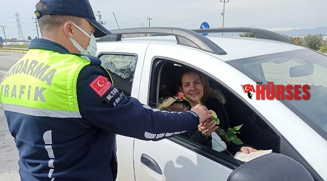 Jandarma kadın sürücülere çiçek dağıttı