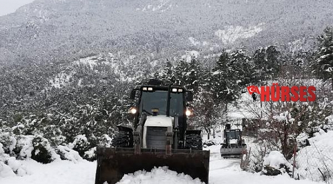 Kemer Belediyesi karla mücadele ediyor