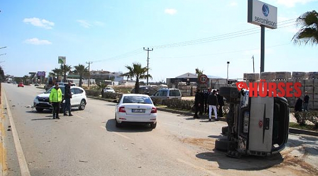 Kontrolden çıkan kamyonet otomobile çarptı