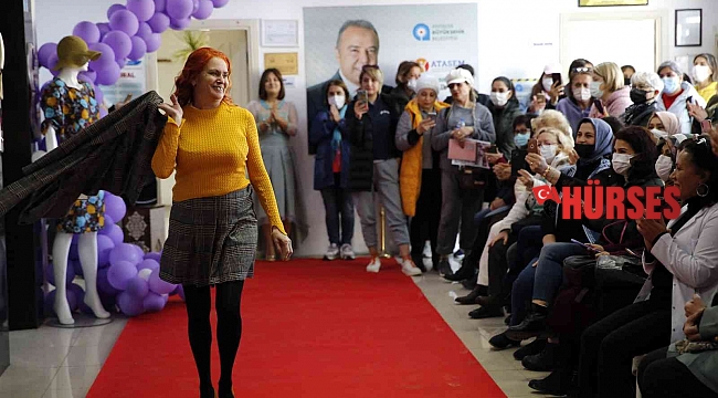 Kursiyerler, kendi diktikleri kıyafetlerin defilesini yaptı