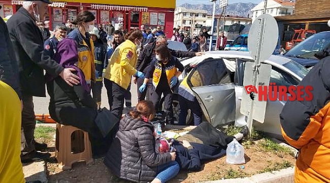 Minibüs otomobile çarptı: 3 yaralı