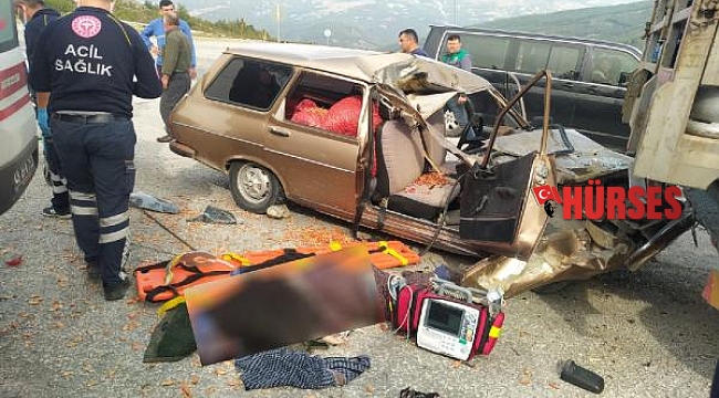 Park halindeki kamyona çarpan otomobildeki karı- kocayı ölüm ayırdı