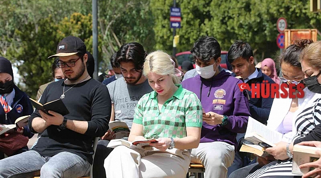 Rektör Özkan, öğrencilerle kitap okuma etkinliğinde buluştu