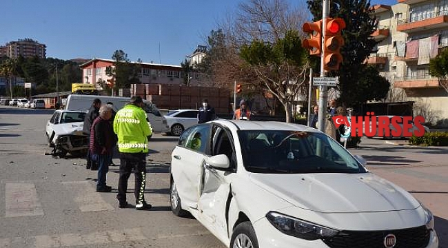 Serik'te trafik kazası: 3 yaralı