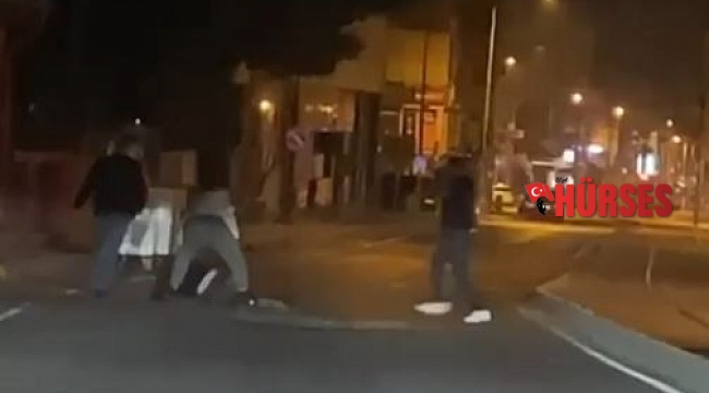 Sokakta yere yatırdıkları adamı tekme tokat dövdüler