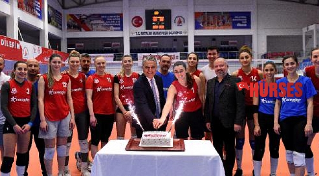 Sultanların şampiyonluğuna pastalı kutlama