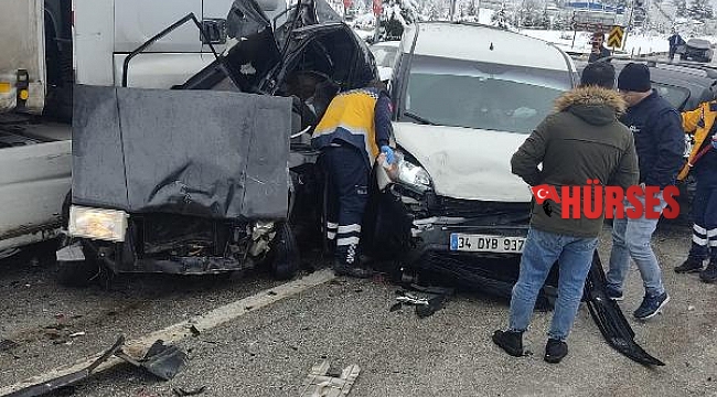 TIR, kırmızı ışıkta bekleyen 5 araca çarptı: 1 ölü, 11 yaralı