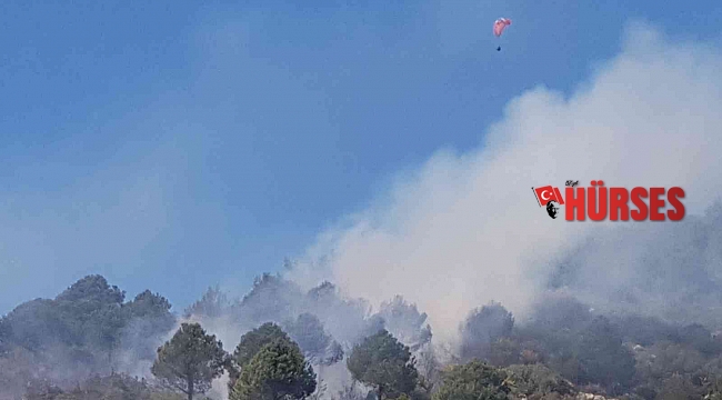 Yangın bölgesi üzerinde yamaç paraşütü