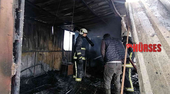 Yangın iki katlı prefabrik binayı küle çevirdi