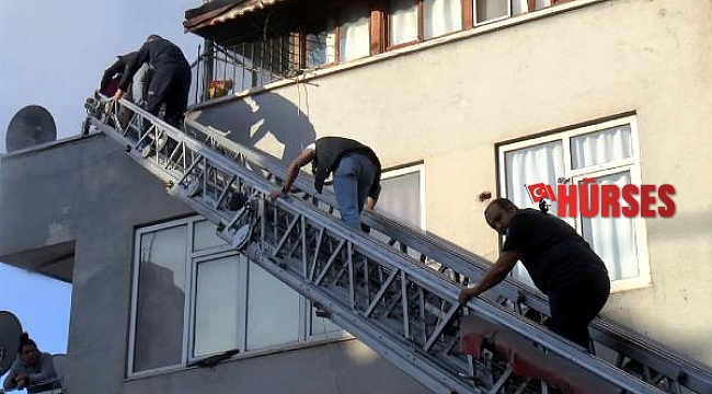 Yangında mahsur kalan 3 kişiyi itfaiye kurtardı
