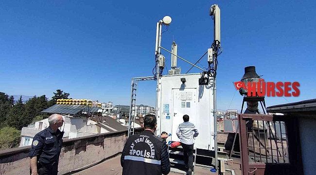 6 katlı binanın çatısındaki baz istasyonundan, 150 kilo ağırlığındaki 3 aküyü çaldılar