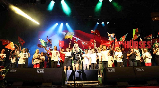 Alanya'da 23 Nisan kutlamaları Ece Seçkin konseriyle son buldu