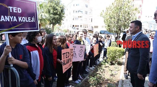 Alanya'da miniklere can dostları için evler dağıtıldı