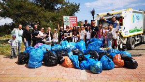 Antalya'da Rus ve Ukraynalı vatandaşlar el ele çöp topladı