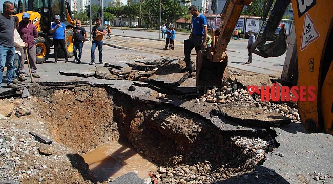 Antalya'da su borusu patladı, yol çöktü