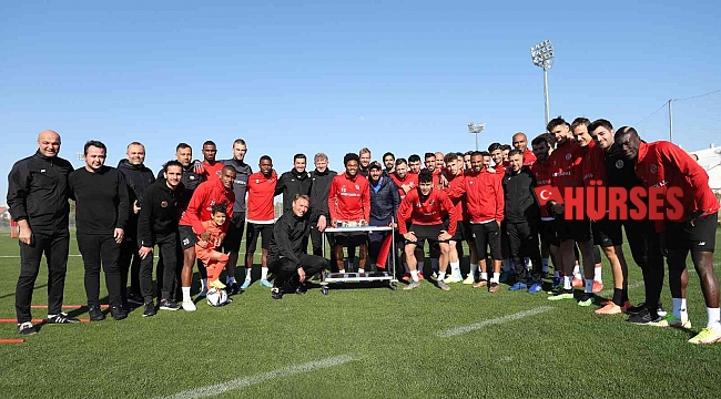 Antalyaspor'da yıldız futbolcu Luiz Adriano'ya doğum günü kutlaması