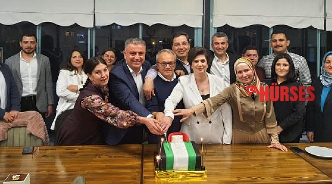 Avukatlar Günü'nü pasta keserek kutladılar