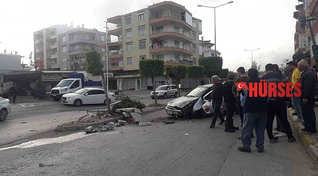 Aydınlatma direğine çarpan otomobilin sürücüsü yaralandı
